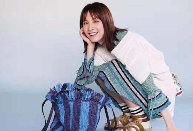 吴昕机场新造型曝光,短上衣工装裤大秀小蛮腰,不输杨幂和baby_变化