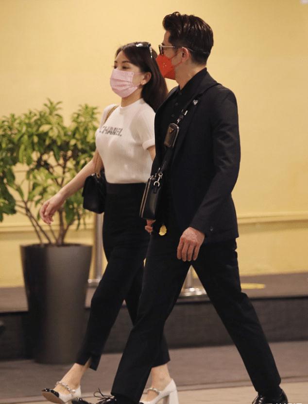 郭富城夫妇手拉手秀恩爱,方媛走路带风,"天王嫂"果然不一样_夫妻_爱情