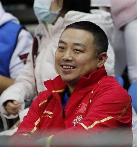 世界第一天团教练神情太轻松,刘国梁微笑秦志戬吐舌_比赛_国乒_选手
