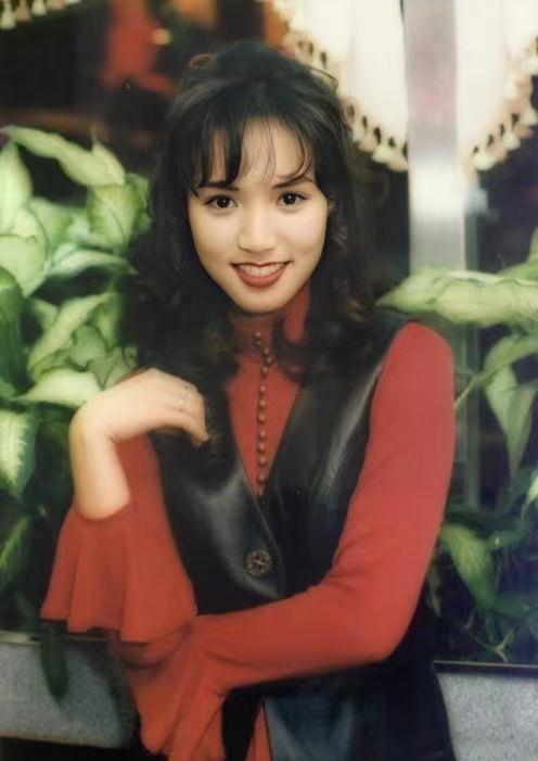 歌手黎瑞恩,20岁因一首歌爆火,29岁嫁入豪门,如今49岁独养俩娃_曾智明