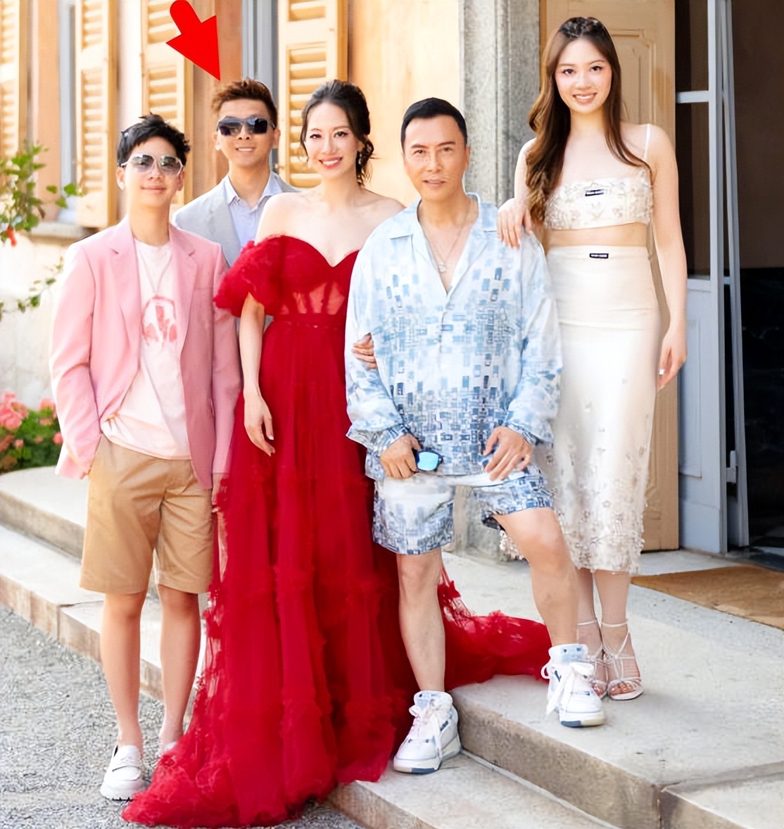 王宝强携女友冯清为甄子丹庆生,二人罕见正面合影,高调秀恩爱_jasmine