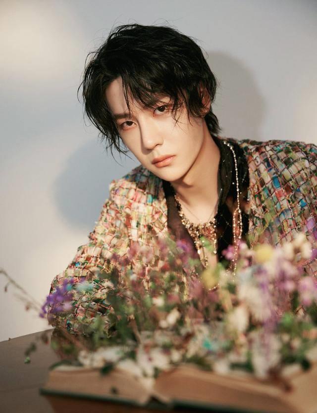 王一博跨年舞台:高空降落的天使,酷炫的造型,这就是态度!