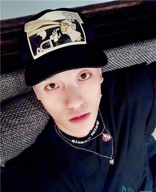 王子异发素颜自拍,您的精致男孩已冒泡_工作_生活_微博