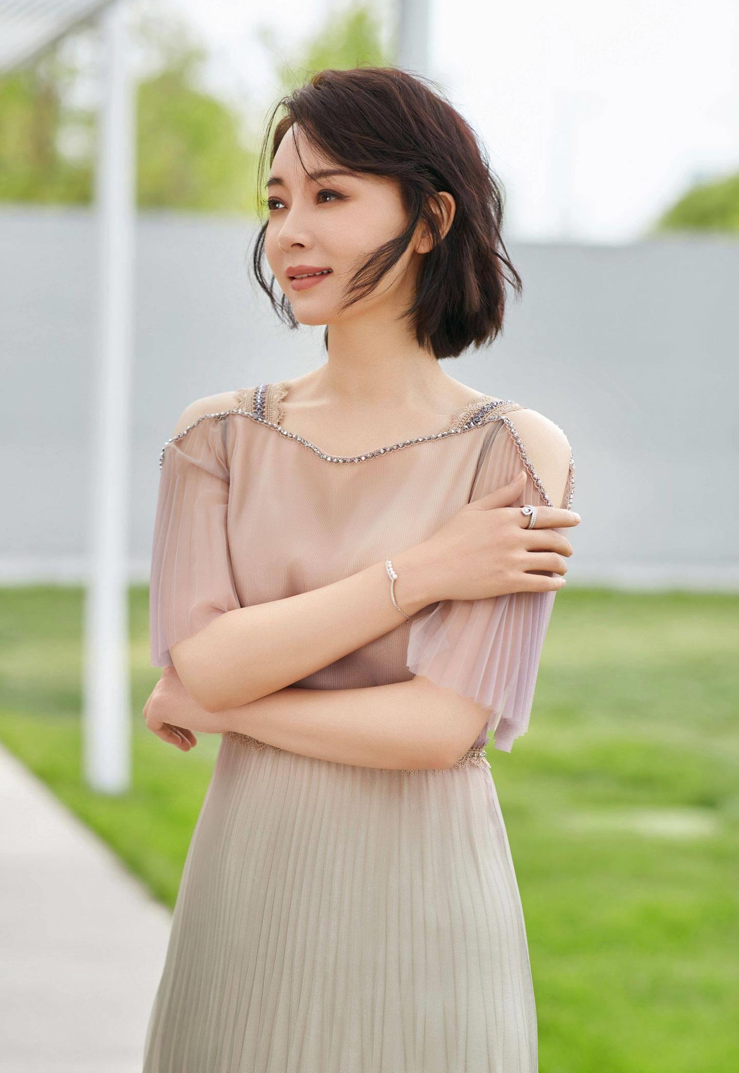 《消失的十一层》:陈数私服尽显优雅与自信《女性》_时尚_牛仔裤_个性