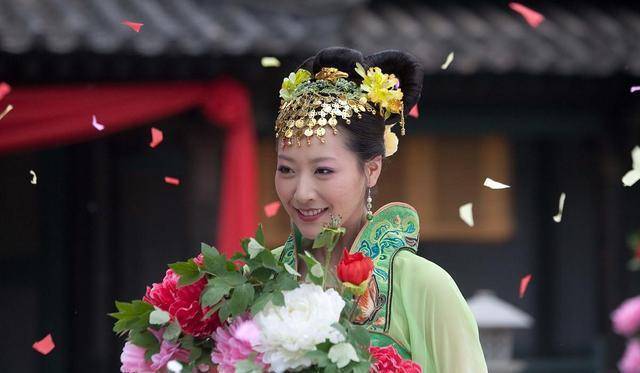 她因一件礼服被群嘲?_白冰_品牌_衣服