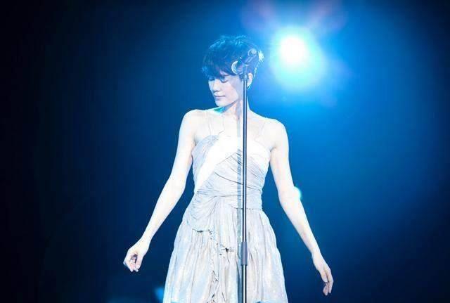 最近王菲有一首全新单曲发布,歌名《尘埃》,新歌的发布前期没有任何