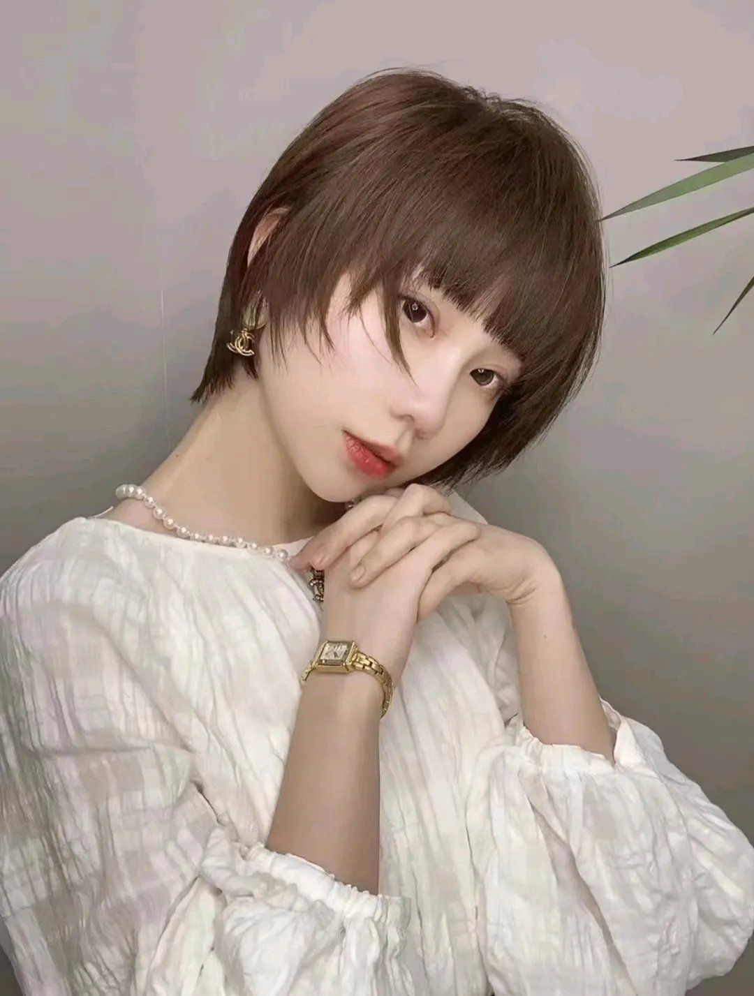 当下最火的三种女士发型全头烫卷发动感短碎发时尚潮流发色