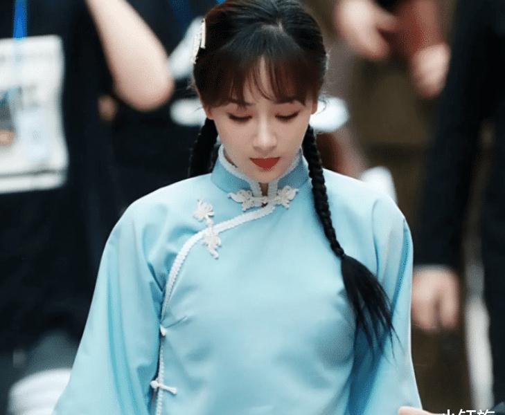 节目中,其他成员的路透照片也都不错,宋亚轩的民国小生的扮相也非常的