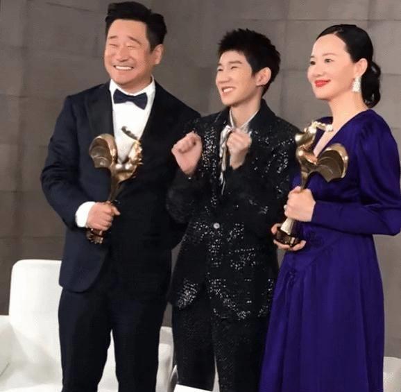 王景春咏梅把奖杯递给王源,王源的反应太可爱,实力宠"儿子"!