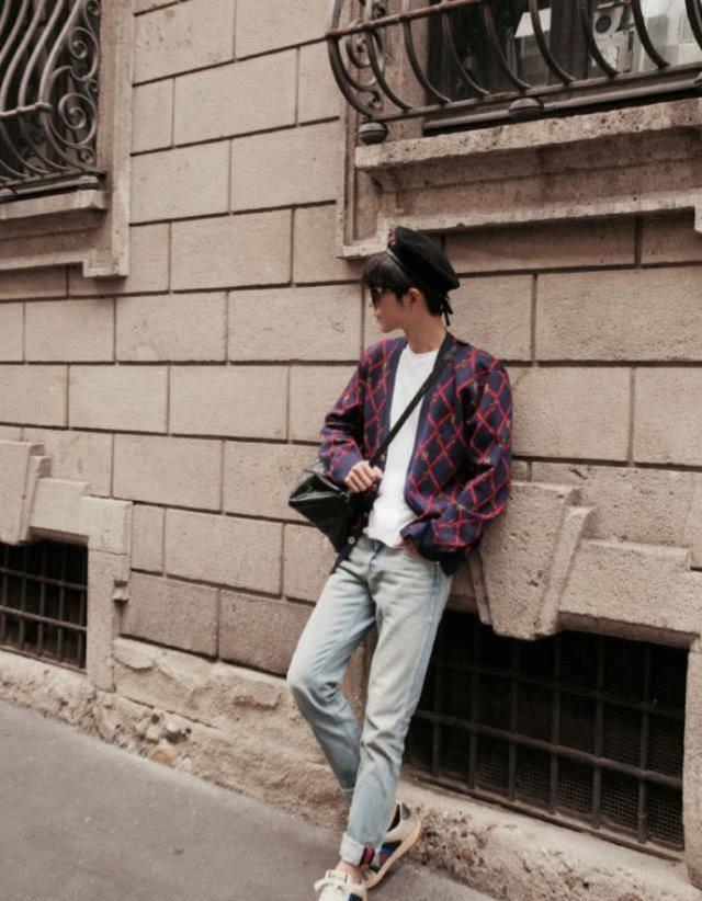 继续看肖战搭配的裤子,只见肖战搭配的是一条他最爱的牛仔裤,熟悉肖战