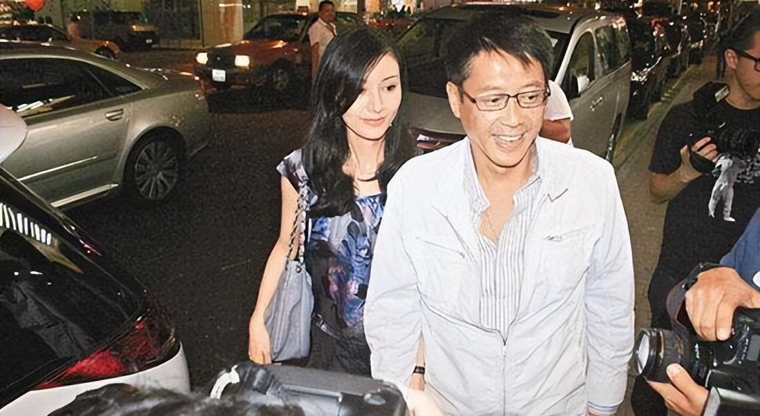 52岁李嘉欣看起来像40岁女人,坐豪华游艇开劳斯莱斯,活得很潇洒_生活