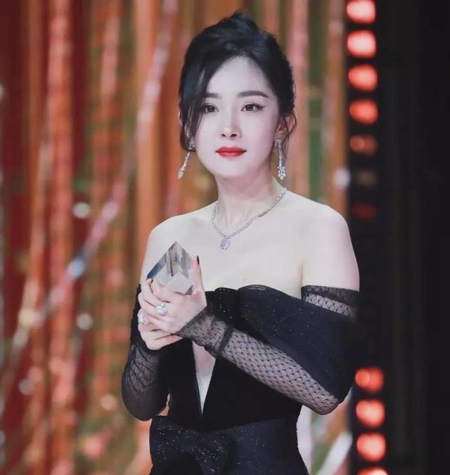 杨幂拾光盛典造型照曝光!