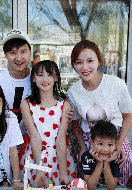 叶一茜携一双儿女逛街,11岁女儿森碟长高了,8岁小亮仔酷似田亮_带着