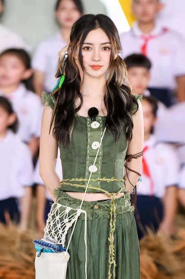 杨颖晒《奔跑吧》照片,打底裤颜色清晰可见,工作室太粗心_身形_摄像