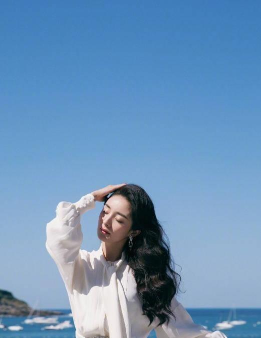 杨幂未ps原图老了10岁,烈日下变"苦笑"表情包_皮肤_照片_状态