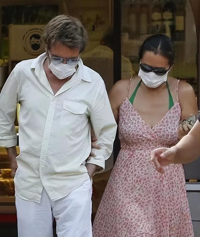 54岁巩俐没有路人缘,素颜出镜尽显臃肿,与外籍男友大秀恩爱_时间_公众