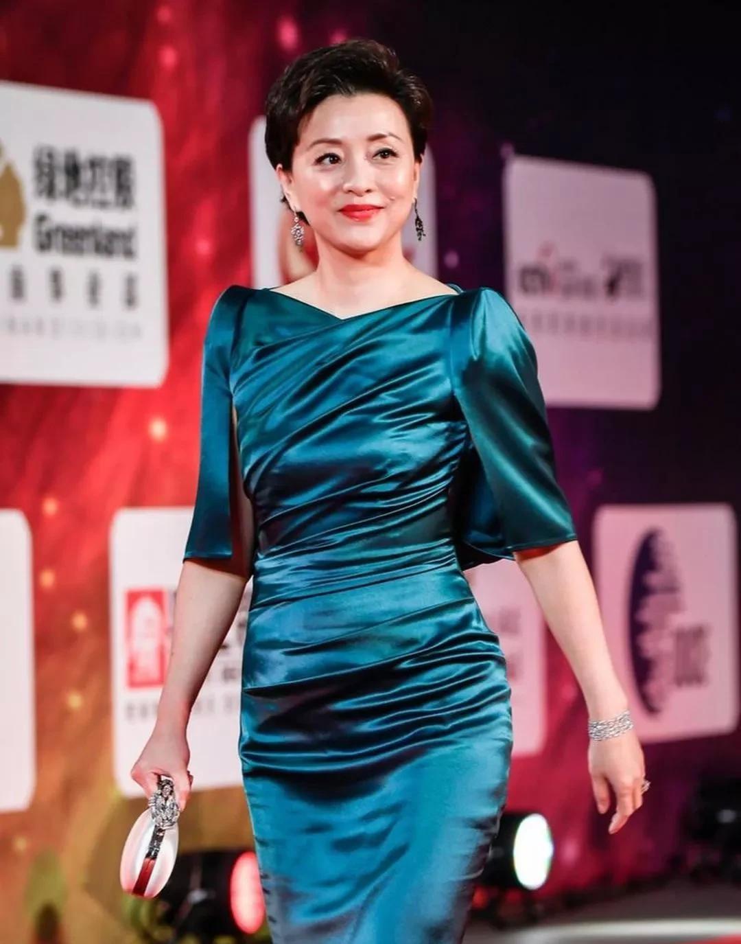 杨澜身穿绿色长裙走红地毯,她身材超好,尺寸合适,时尚又时尚_娱乐