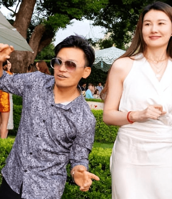 王宝强冯清合体为甄子丹庆祝60岁大寿,冯清跳舞动作轻缓被疑怀孕