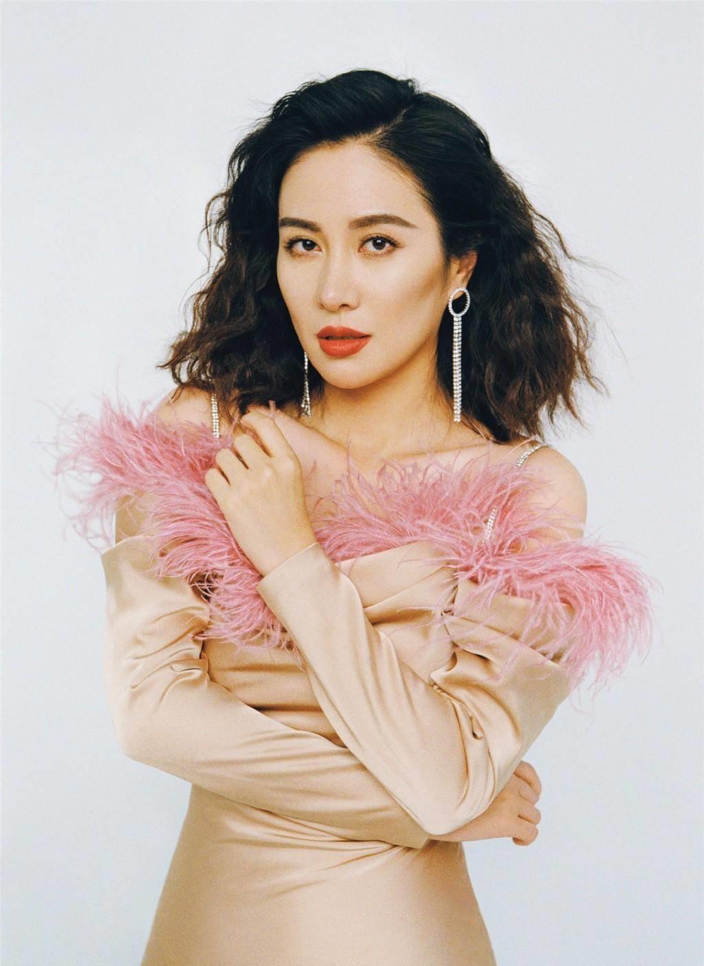 叶璇美起来真大开眼界,羽毛修身裙头发微卷,很有90年代港风味_美得