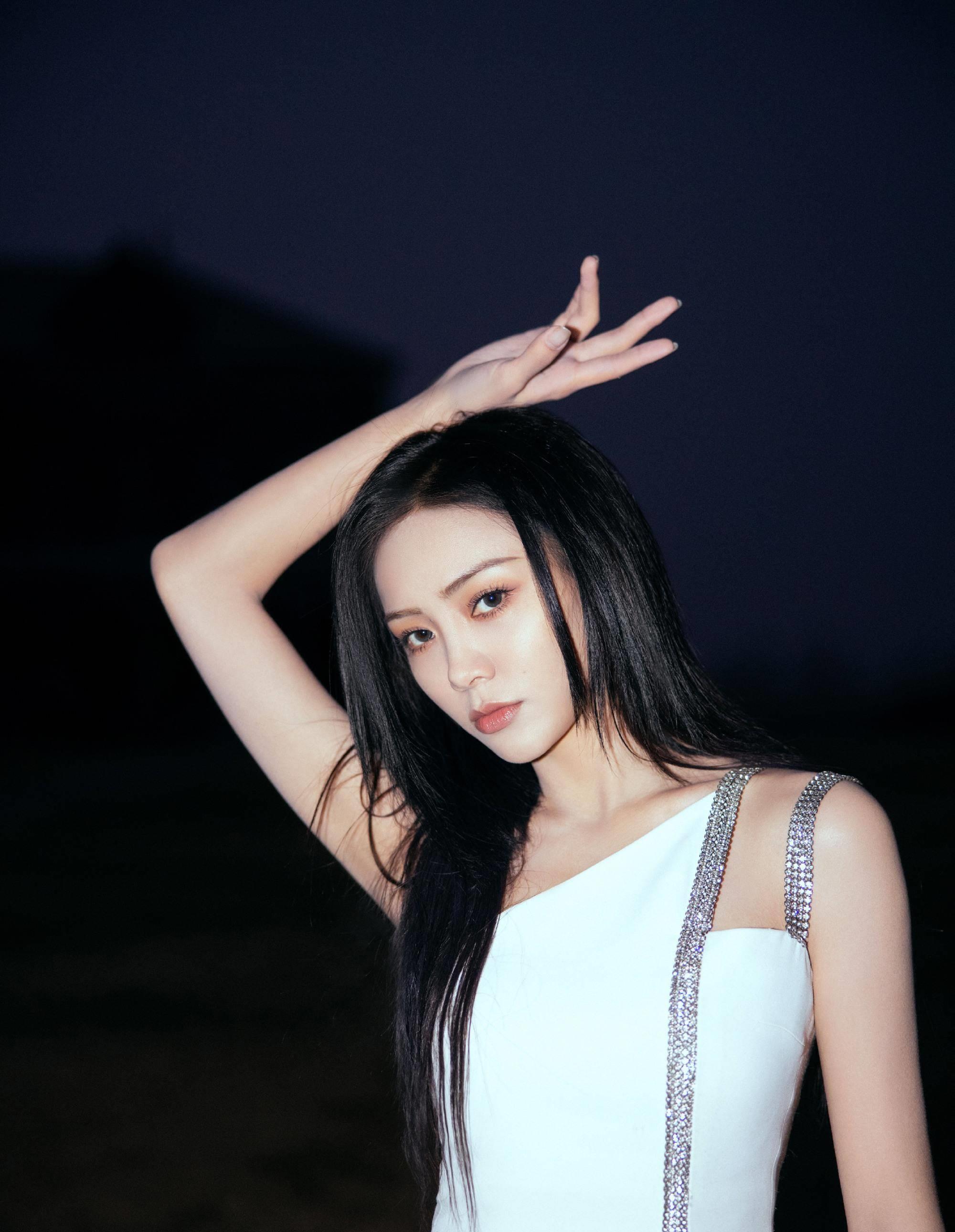 谢可寅为拍视频违章停车,粉丝表示这样做的人很多,没什么大不了_犯错