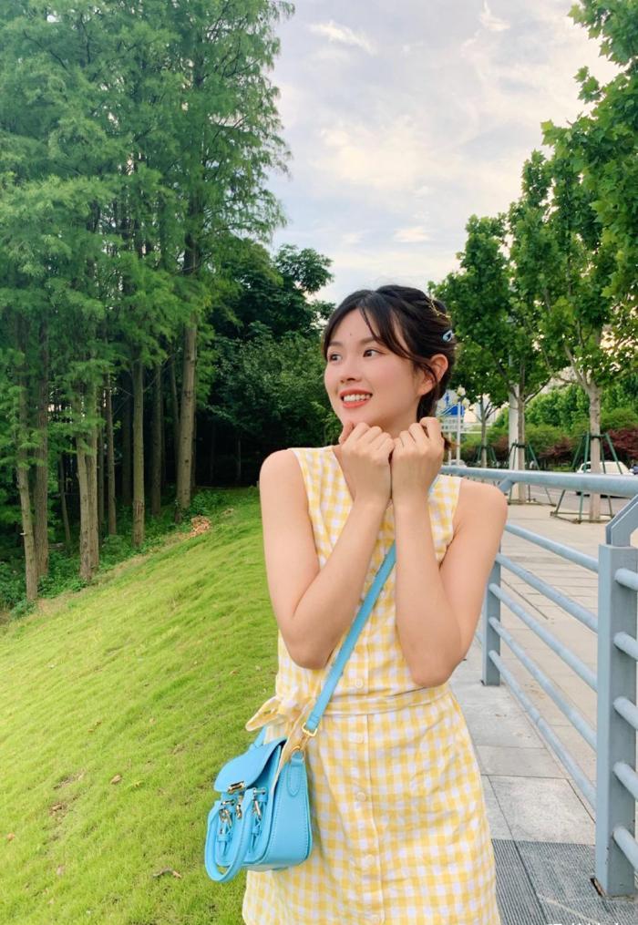 小清新风格的女生拍写真,青春烂漫的模样,让宅男格外心动