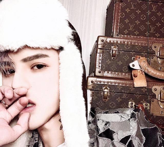 殷世航为河南捐赠两车物资,素颜出镜与网友互动,精神状况不太好_直播