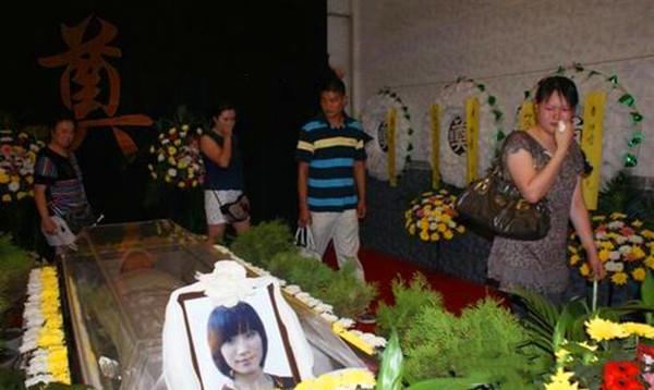 在当天下午两点,街道上,27岁的当地村官车娅婷身穿着一身白色的纱裙