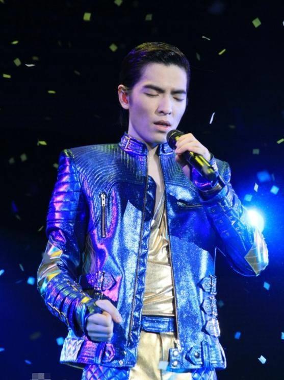 萧敬腾户外拍摄遭阵雨中断,返回室内继续工作,沟通细节超认真_武汉