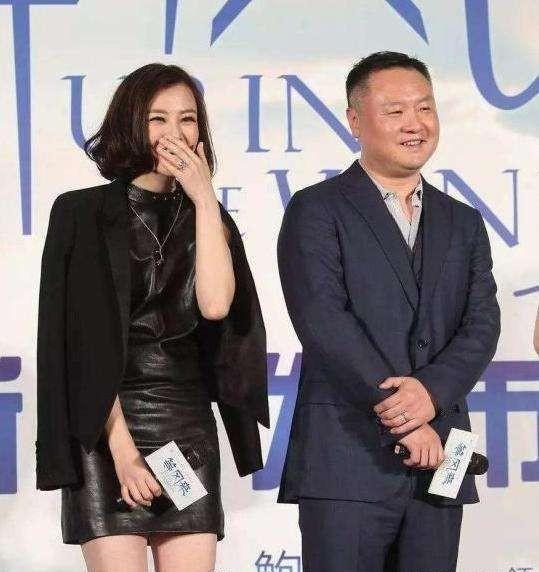 注意,此时的张亚东早已是有妇之夫,而他的老婆正是窦唯的妹妹窦颖