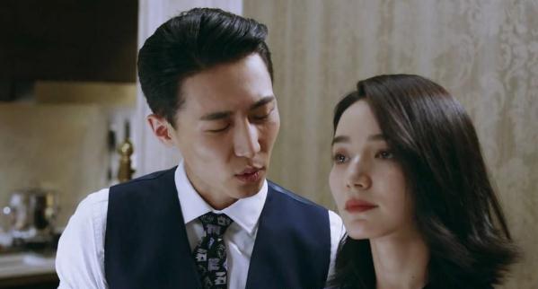 《暴风眼》中杨幂很出彩,但两个女配也很亮眼!_苗霏_代斯_陈灿