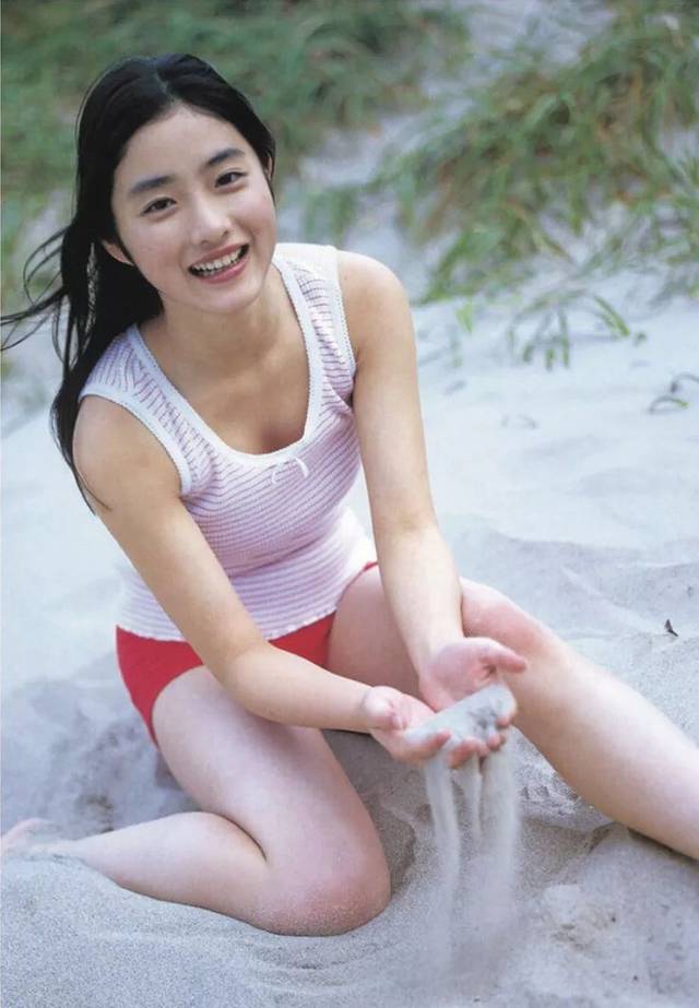 日本女星石原里美写真微笑甜美!