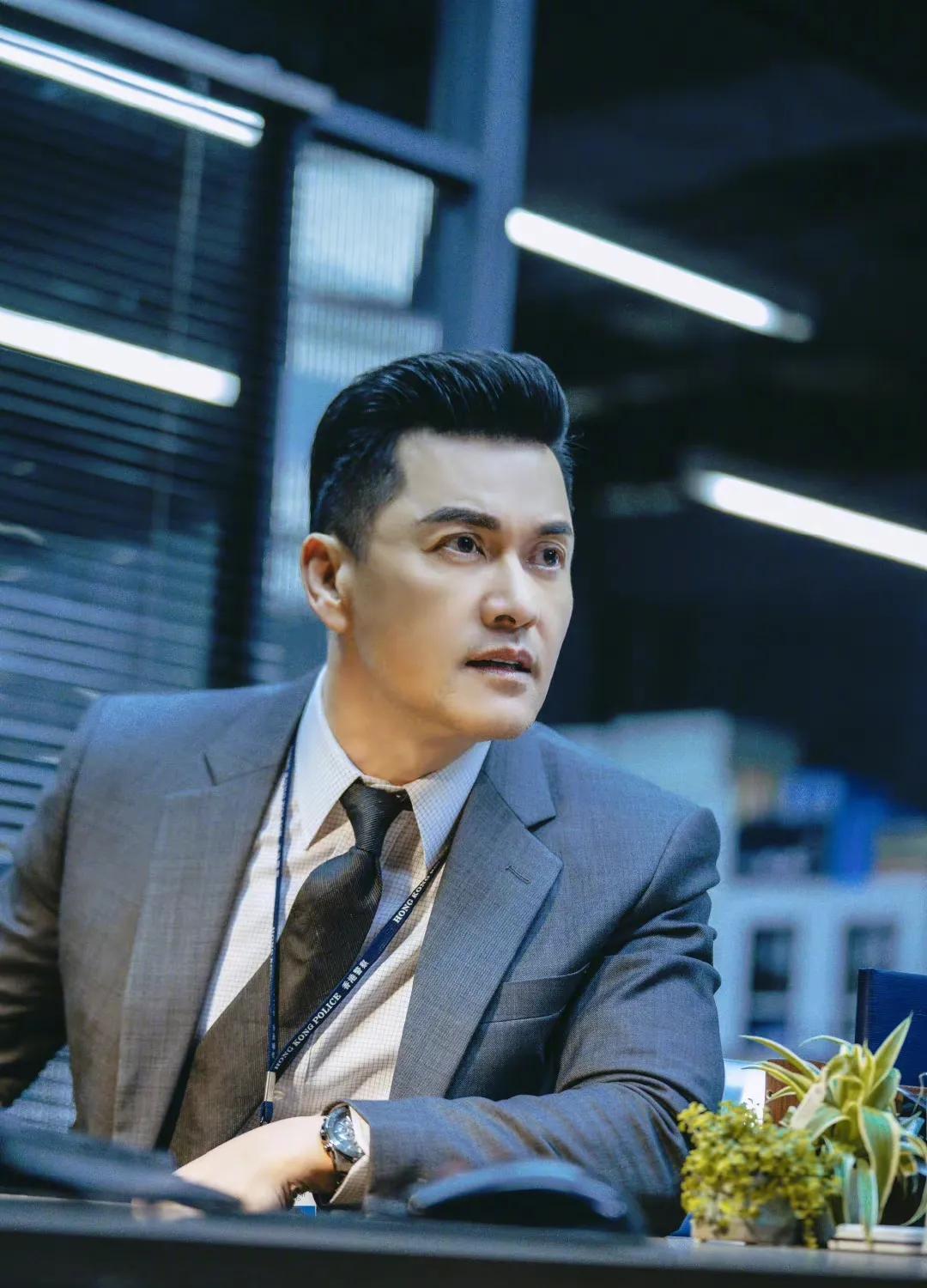 演员吕良伟,有过两段婚姻,57岁终于当上爸_周海媚_邝美云_男朋友