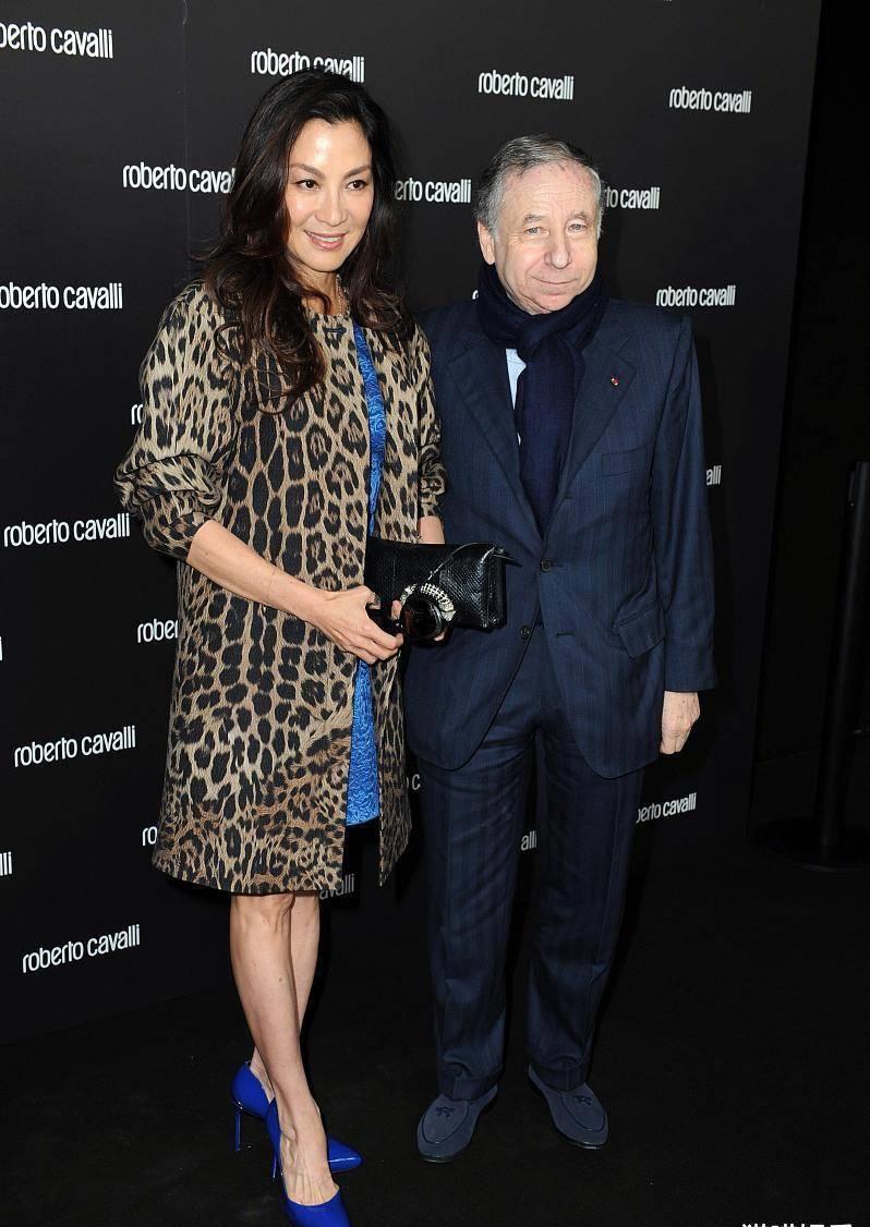 杨紫琼携74岁老公罕见现身,膝盖处皮肤松弛抢镜,脚趾严重变形_年龄