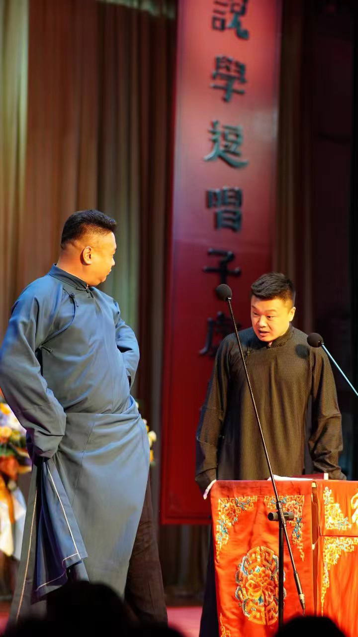 著名相声演员苗阜及其搭档王声压轴出现在了庆典现场,在青曲社鼓楼