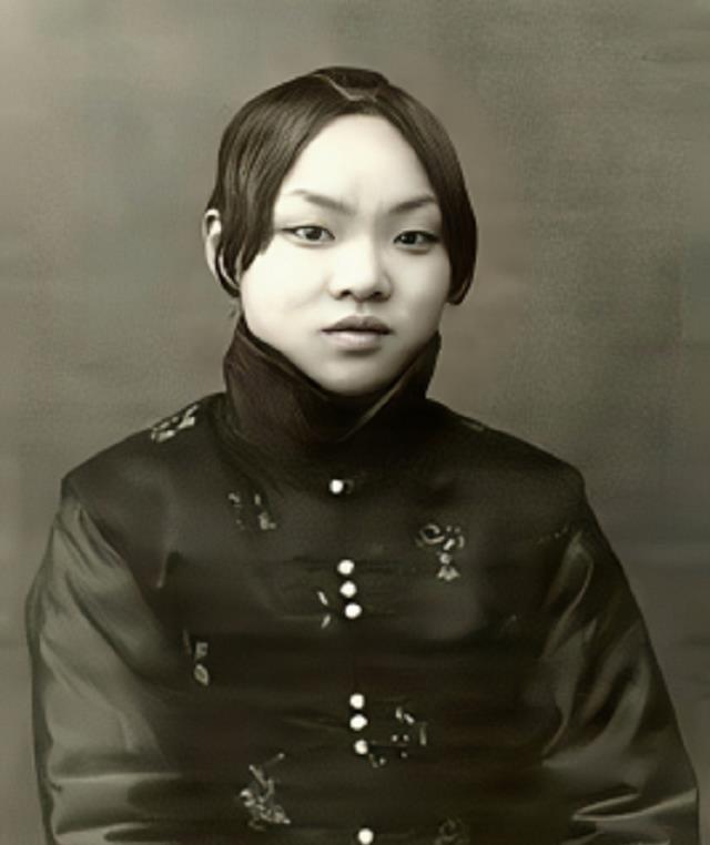 见筱兰英迷惑,李志清笑意盈盈地继续说:"咱们大上海数一数二的人物