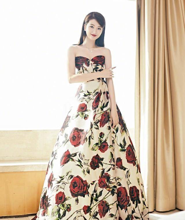 乔欣加盟《夏日冲浪店》,冲浪少女的时髦穿搭,解锁"清凉一夏"