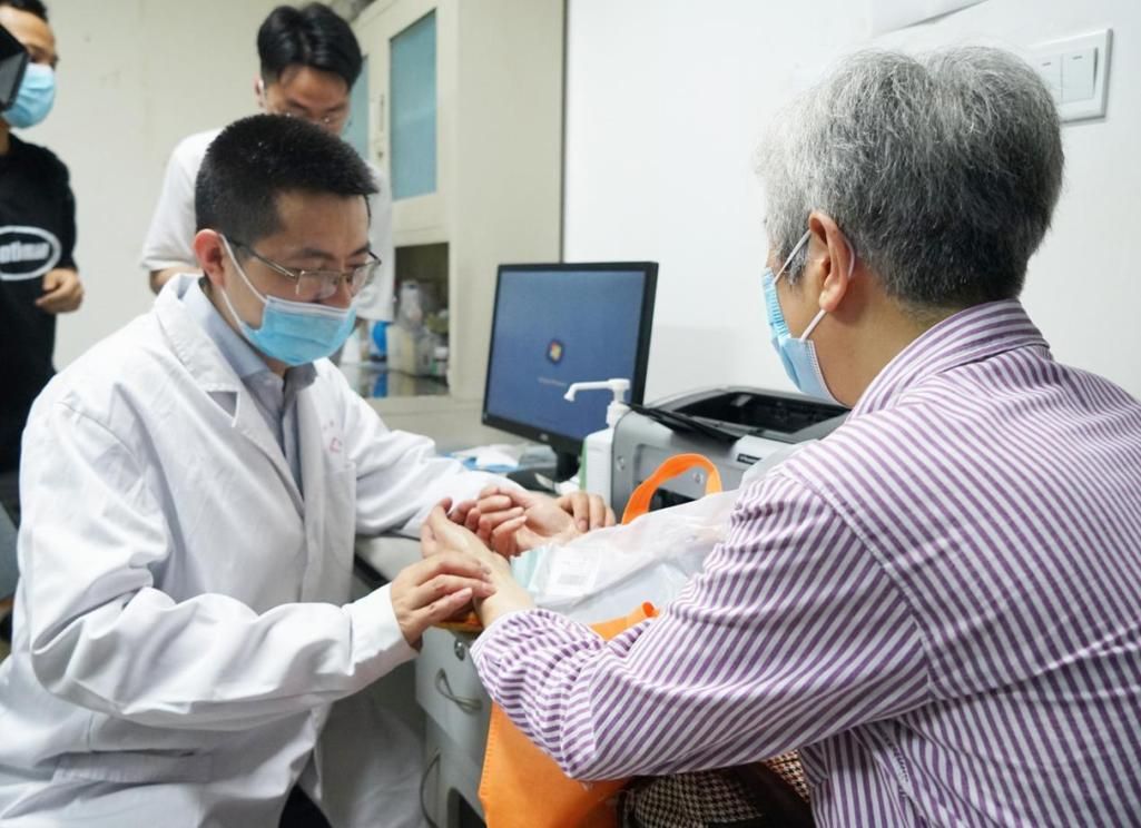 而一些农村地区和贫困地区医疗资源相对匮乏