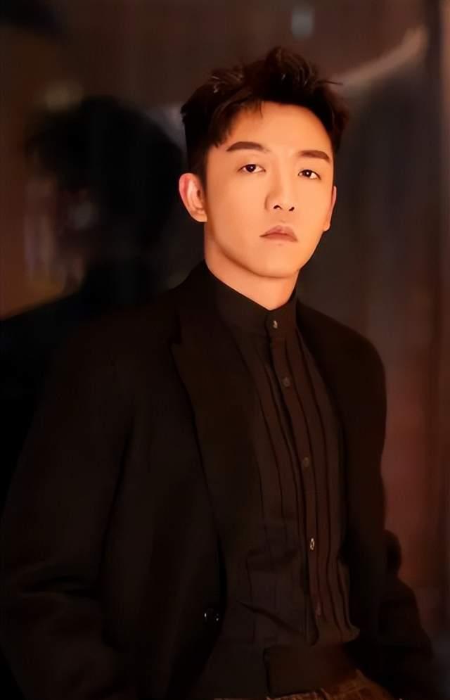 郑恺偷吃被抓,苗苗出面应对,《跑男》或下架,本人晒新疆合影_网友