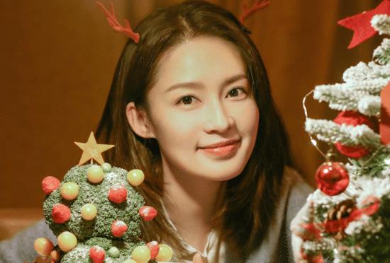 有种"颜值"叫李沁证件照,五官精致超清纯,驾照时间成亮点_明星_女神