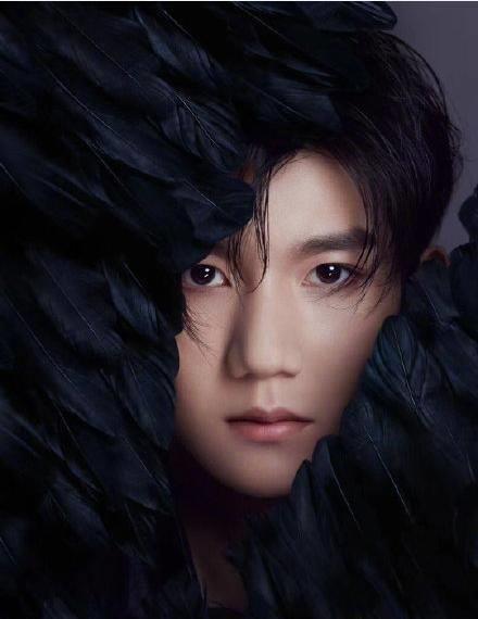 于正又来碰瓷?直言tfboys黑羽毛造型抄袭,人不红倒是挺爱蹭!