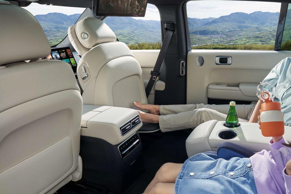 副驾驶,第二排均可分区独立唤醒"理想同学",如果长时间坐在后排感觉