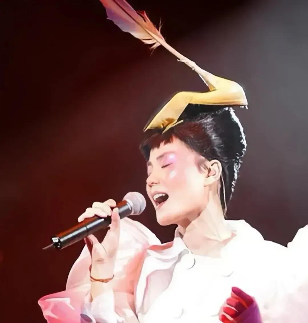 王菲独特的气质和孤傲是独一无二的,她的很多设计都很有创意