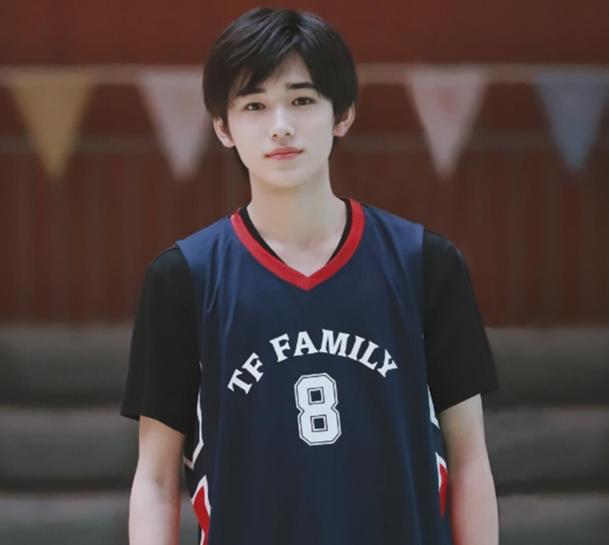 宋亚轩为什么叫宋人头?他参加过什么综艺节目?_组合_前辈_外号