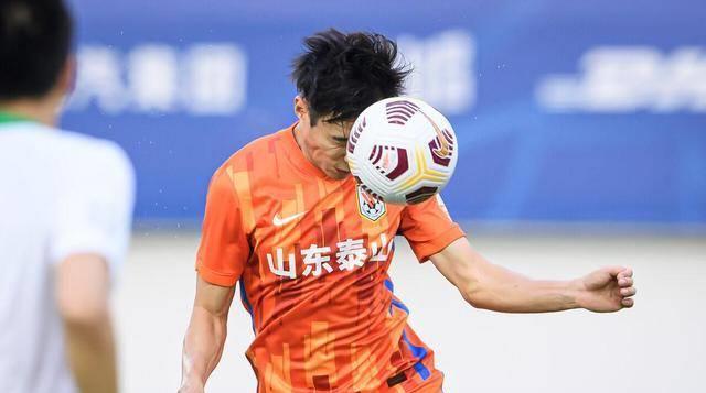 郭田雨和费莱尼都错过了,后点快速插上的吴兴涵岂能肯错过,一记头球猛