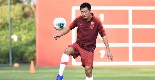 29岁国脚故意手球还质疑var,荷兰名帅直摇头_唐淼_国足_助攻