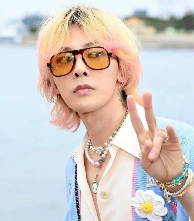 原著和jennie分手后,权志龙跟傅三代去看戏?