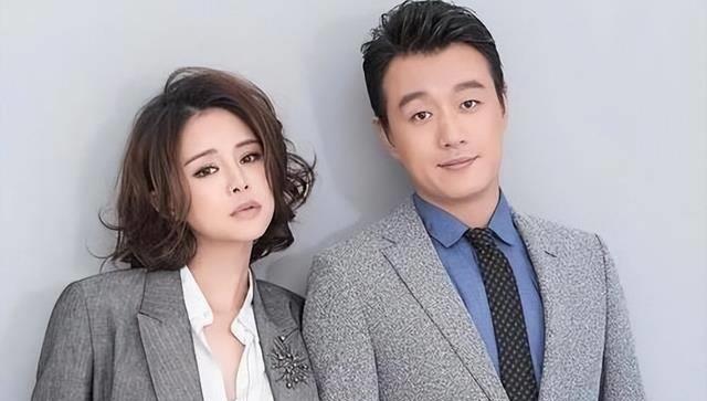 其实,于明加的老公并不是圈内人,他们二人是通过相亲认识的,而且,当初