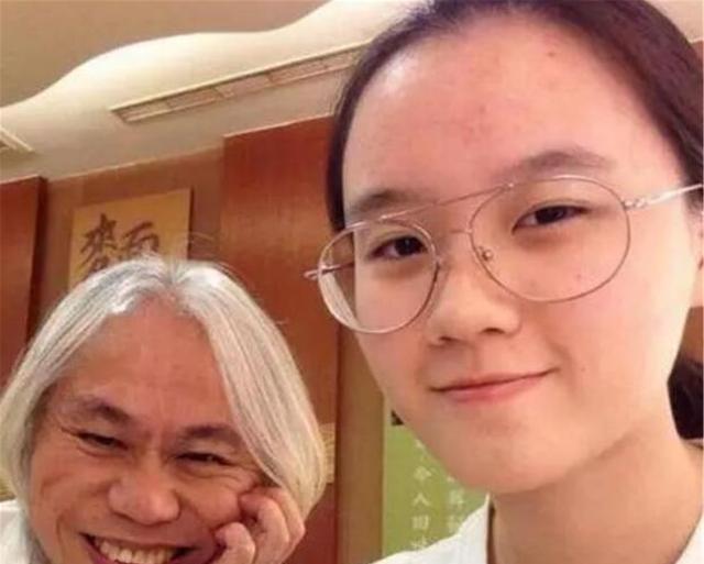 7年前,那个因"爷孙恋"走红的17岁女孩林靖恩,现状如何?