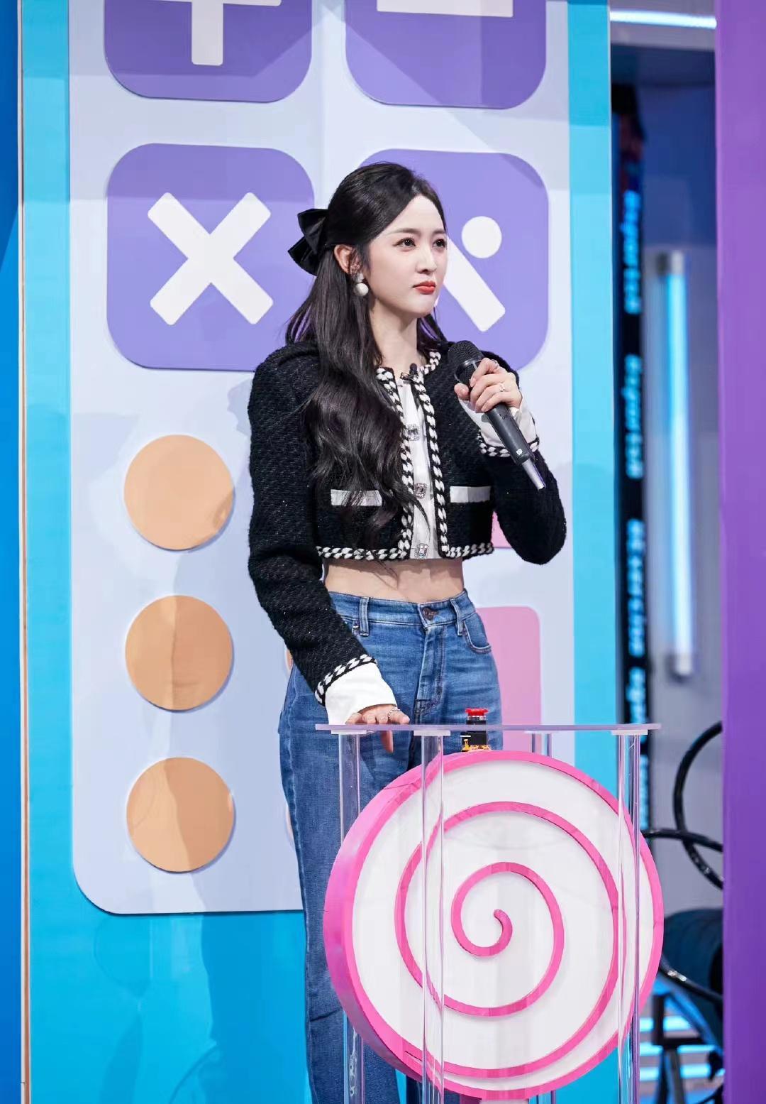 吴宣仪《你好星期六》风,黑色小香风搭配牛仔裤,高挑时尚时尚_身材