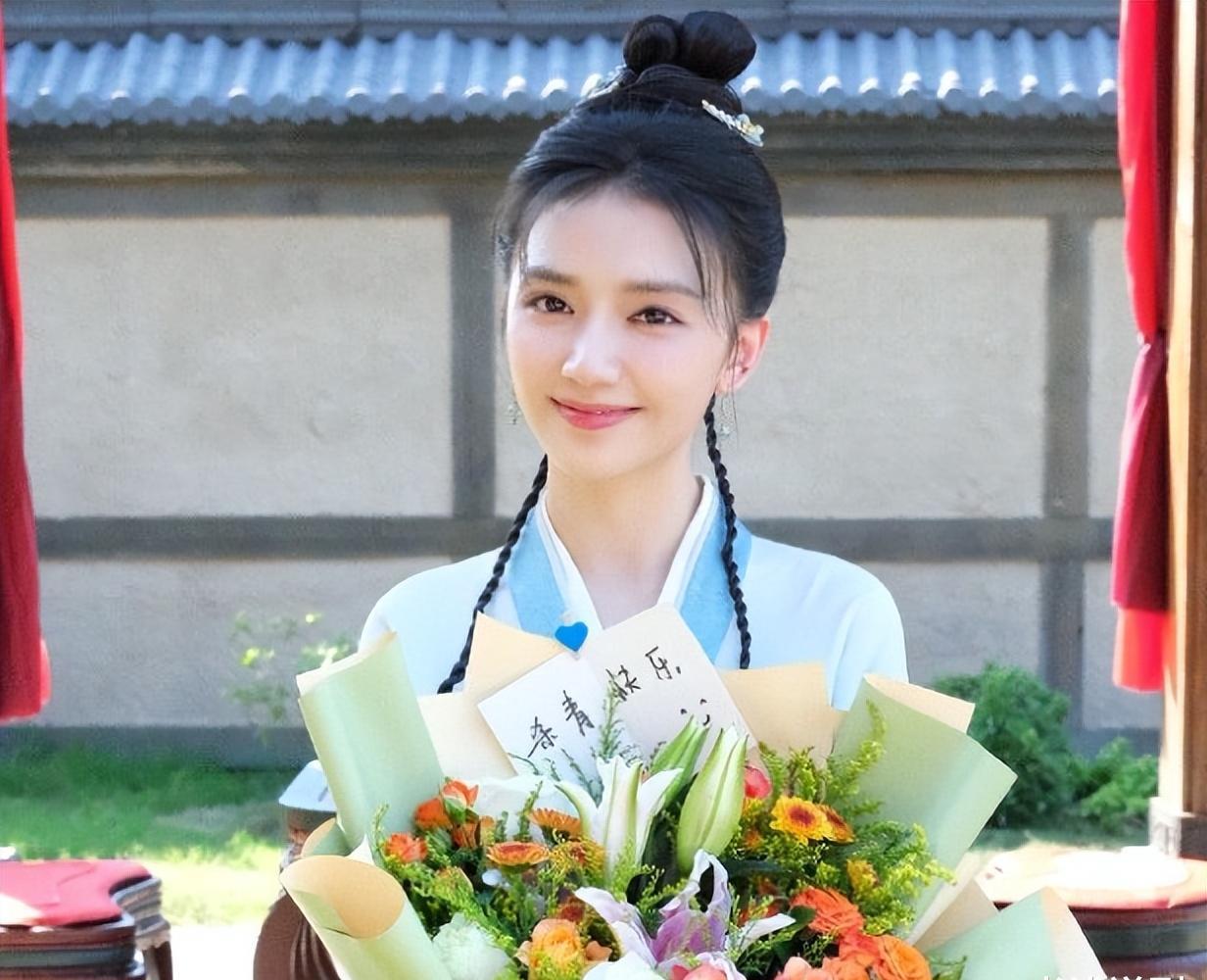 笑起来月牙弯弯,拥有标准甜妹感的段钰,到目前为止拢共就演了三部戏.